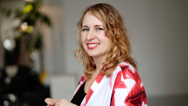 Foto av Linda Vismer som ler och tittar in i kameran. 