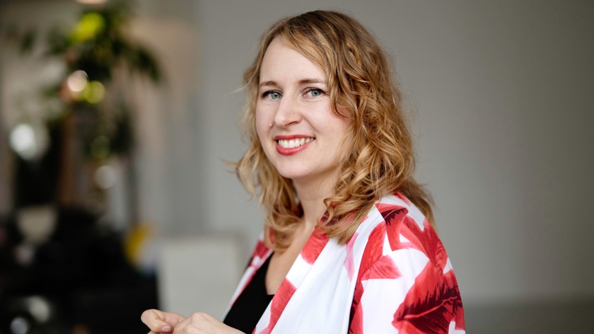 Foto av Linda Vismer som ler och tittar in i kameran. 