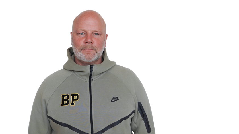 Porträttbild av Staffan Jacobsson, med vit bakgrund.